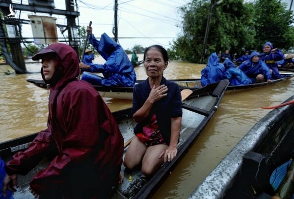Người dân Huế đang kiệt sức vì mưa lũ dồn dập - ảnh 5