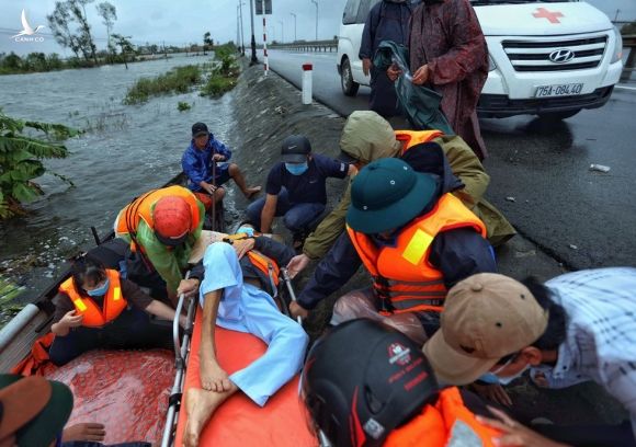 Người dân Huế đang kiệt sức vì mưa lũ dồn dập - ảnh 21