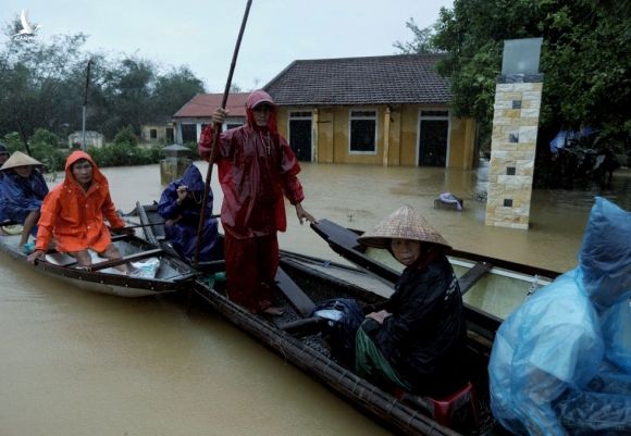 Người dân Huế đang kiệt sức vì mưa lũ dồn dập - ảnh 16