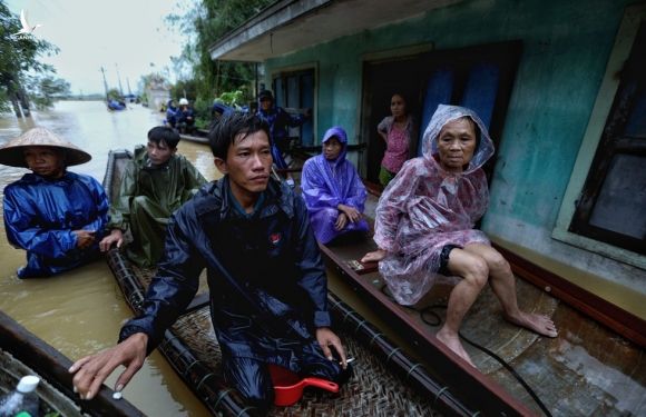 Mưa lũ dồn dập khiến nhiều địa phương tại Thừa Thiên Huế ngập sâu, người dân nơi đây đang gặp rất nhiều khó khăn do đường sá bị chia cắt và thiếu lương thực /// ẢNH: NGỌC DƯƠNG