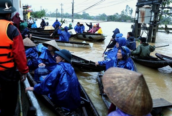 Người dân Huế đang kiệt sức vì mưa lũ dồn dập - ảnh 13