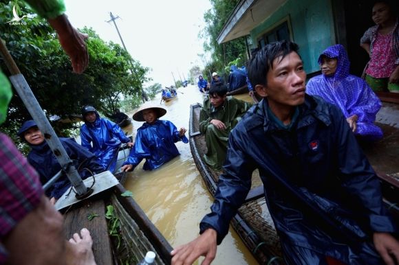 Người dân Huế đang kiệt sức vì mưa lũ dồn dập - ảnh 17