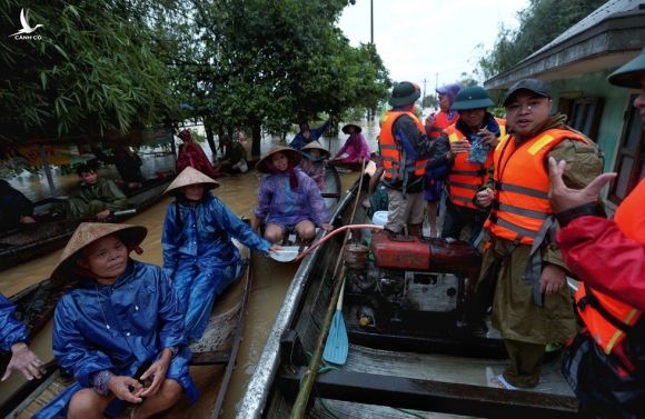 Người dân Huế đang kiệt sức vì mưa lũ dồn dập - ảnh 10
