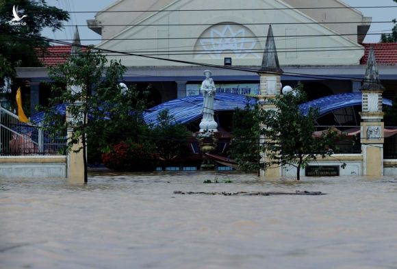 Người dân Huế đang kiệt sức vì mưa lũ dồn dập - ảnh 2