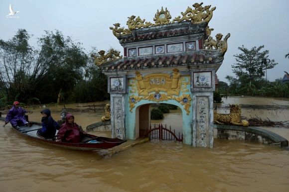 Người dân Huế đang kiệt sức vì mưa lũ dồn dập - ảnh 18