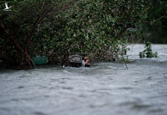 Người dân Huế đang kiệt sức vì mưa lũ dồn dập - ảnh 19
