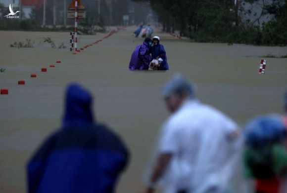 Người dân Huế đang kiệt sức vì mưa lũ dồn dập - ảnh 1
