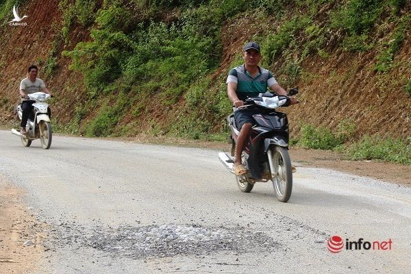 Nghệ An: Đường chưa bàn giao đã sụt lún chi chít, đâu là nguyên nhân?