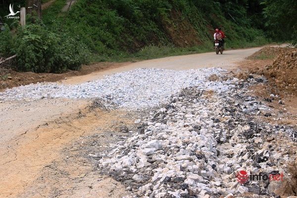 Nghệ An: Đường chưa bàn giao đã sụt lún chi chít, đâu là nguyên nhân?