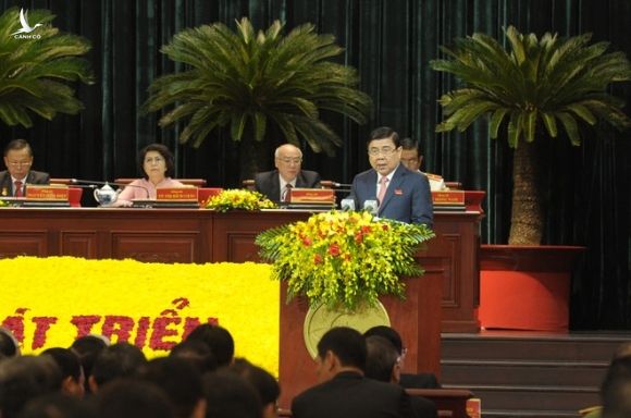 Ông Nguyễn Thành Phong trình bày báo cáo chính trị tại đại hội /// BTC