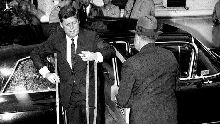 Đau lưng chỉ là một trong số những căn bệnh mạn tính đeo bám tổng thống Kennedy suốt nhiều năm. Trong ảnh, ông chống nạng để lên du thuyền tổng thống vào tháng 6/1961 để đón tiếp thủ tướng Nhật Bản. Ảnh: AP.