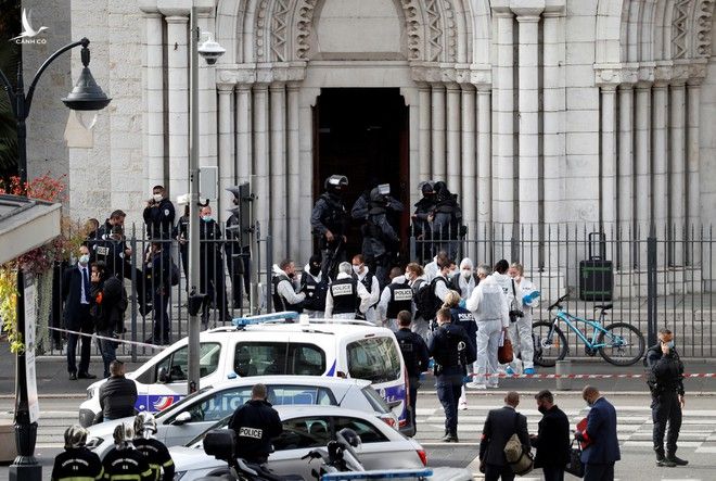 Lực lượng an ninh bảo vệ khu vực sau vụ tấn công bằng dao ở Nhà thờ Đức Bà ở thành phố Nice ngày 29.10 /// Reuters
