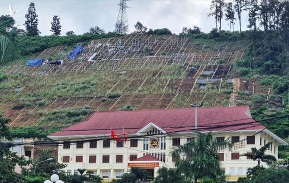 Vụ chi hơn 10 tỉ đồng công trình khẩu hiệu 11 chữ: Tháo dỡ để kiểm tra, không phải dừng thi công - Ảnh 1. Vụ chi hơn 10 tỉ đồng công trình khẩu hiệu 11 chữ: Tháo dỡ để kiểm tra, không phải dừng thi công - Ảnh 1.