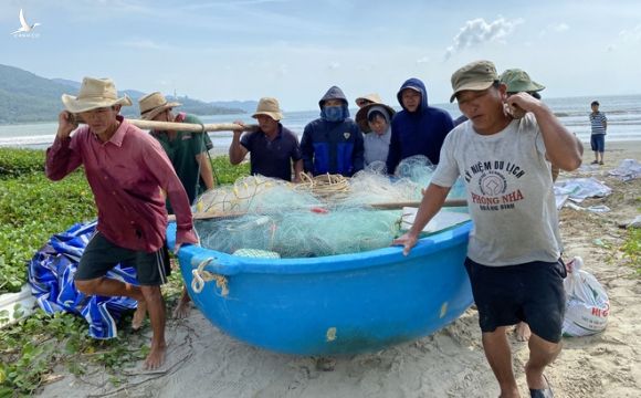 Nắng to trước khi bão số 9 đổ bộ, ngư dân Đà Nẵng nhớ lại cơn bão kinh hoàng trong quá khứ, tàu bị đánh chìm la liệt