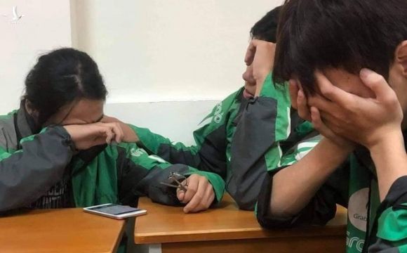 Xôn xao câu chuyện 3 sinh viên mặc chiếc áo xe ôm công nghệ ngồi khóc cuối lớp vì gia đình miền Trung không có tiền đóng học