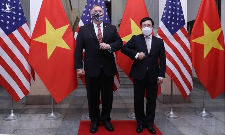 Bộ trưởng Bộ Ngoại giao Phạm Bình Minh (phải) và Ngoại trưởng Mỹ Mike Pompeo tại lễ đón sáng 30/10. Ảnh: TTXVN.