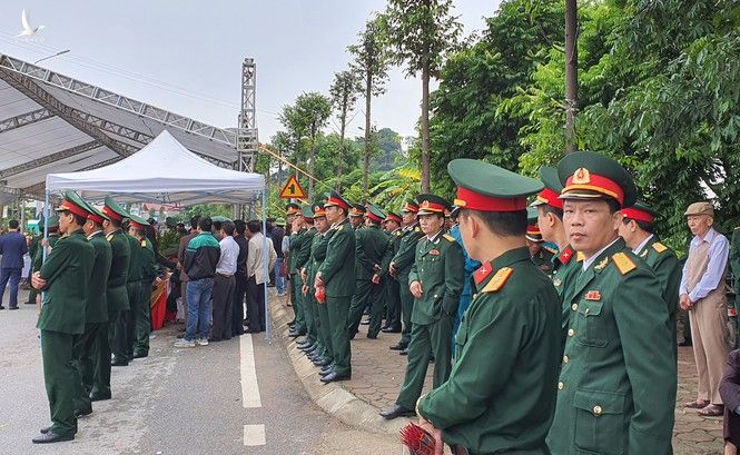 Xúc động hình ảnh người dân đẩy xe lăn đến viếng Thiếu tướng Nguyễn Hữu Hùng - ảnh 4
