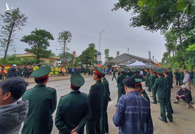 Xúc động hình ảnh người dân đẩy xe lăn đến viếng Thiếu tướng Nguyễn Hữu Hùng - ảnh 3