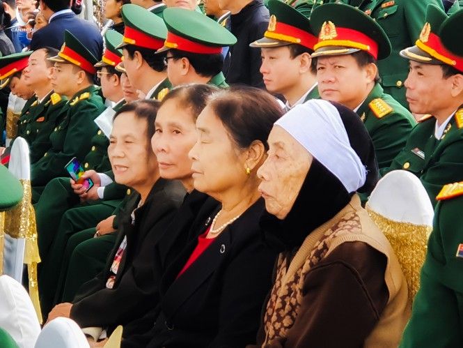 Xúc động hình ảnh người dân đẩy xe lăn đến viếng Thiếu tướng Nguyễn Hữu Hùng - ảnh 6