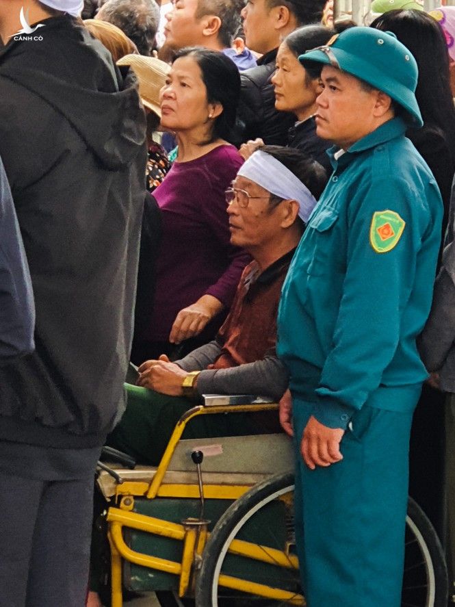 Xúc động hình ảnh người dân đẩy xe lăn đến viếng Thiếu tướng Nguyễn Hữu Hùng - ảnh 7