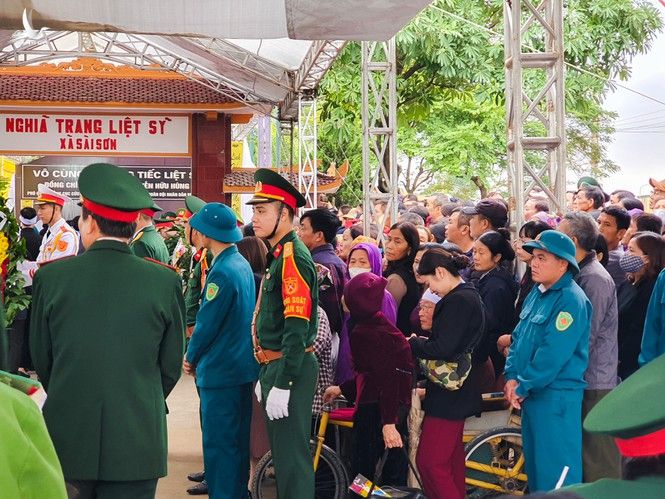 Xúc động hình ảnh người dân đẩy xe lăn đến viếng Thiếu tướng Nguyễn Hữu Hùng - ảnh 10
