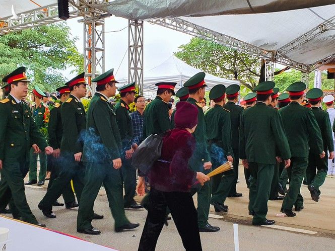 Xúc động hình ảnh người dân đẩy xe lăn đến viếng Thiếu tướng Nguyễn Hữu Hùng - ảnh 9