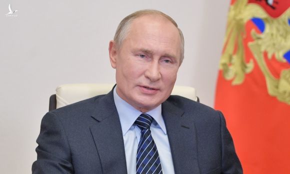 Tổng thống Putin làm việc tại tư dinh ở ngoại ô Moskva hôm 21/10. Ảnh: Reuters.