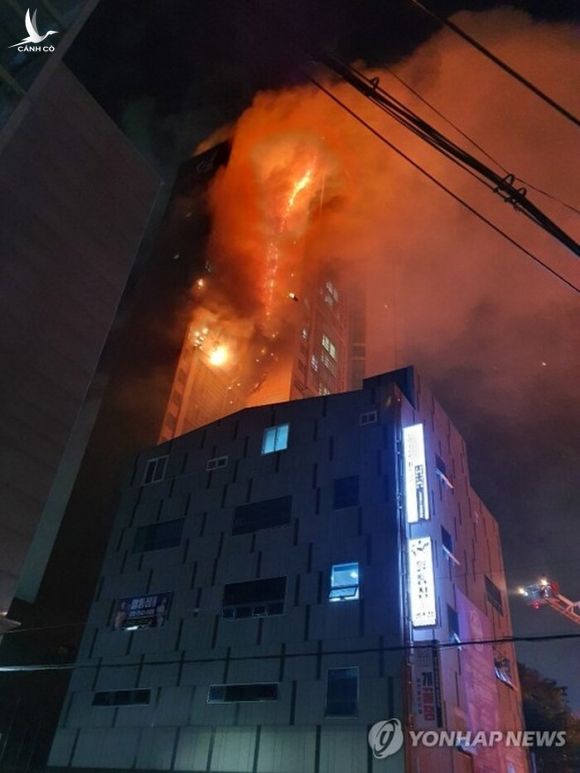 Tòa chung cư thương mại Hàn Quốc cháy lớn trong đêm Ảnh 1