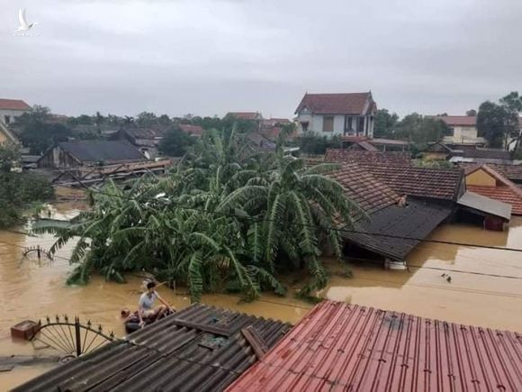 Hình ảnh người miền Trung giữa cơn hồng thủy: Nhìn vào nước mắt cứ trào ra - ảnh 16