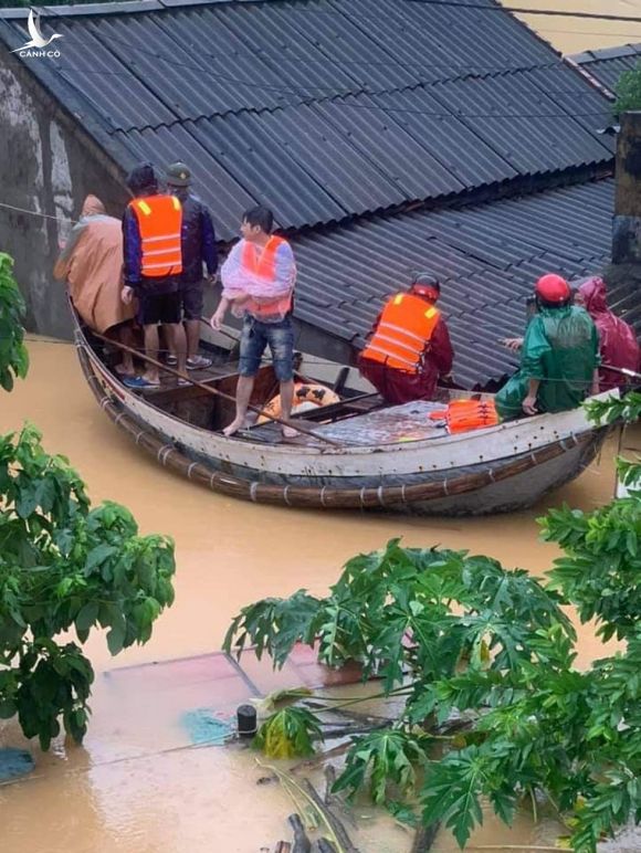 Hình ảnh người miền Trung giữa cơn hồng thủy: Nhìn vào nước mắt cứ trào ra - ảnh 8