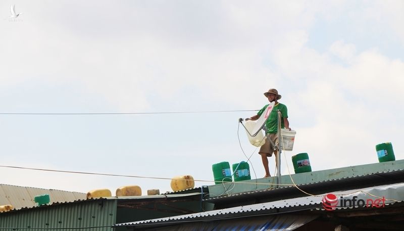 Quảng Nam: Người dân đưa bao cát, thùng dầu lên mái nhà chống bão số 9