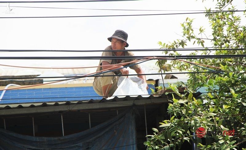 Quảng Nam: Người dân đưa bao cát, thùng dầu lên mái nhà chống bão số 9