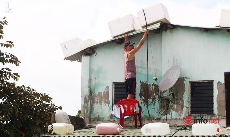 Quảng Nam: Người dân đưa bao cát, thùng dầu lên mái nhà chống bão số 9