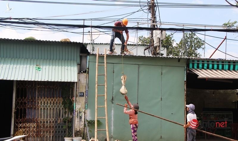 Quảng Nam: Người dân đưa bao cát, thùng dầu lên mái nhà chống bão số 9