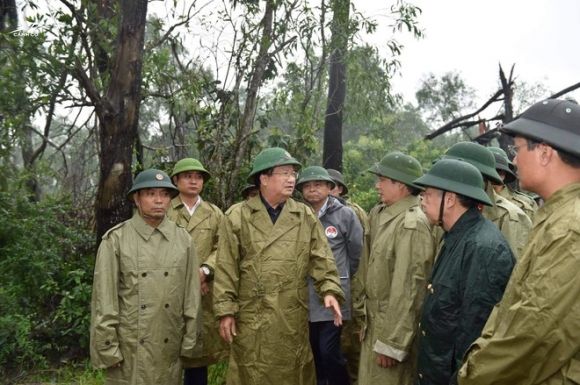Phó thủ tướng Trịnh Đình Dũng có mặt ở Phong Xuân để nắm tình hình, chỉ đạo cứu nạn cứu hộ, ứng phó sự cố /// Ảnh: CTV