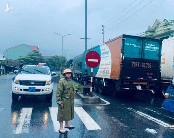 Tình người miền Trung: Dân nấu cơm tặng các đoàn xe bị dừng vì bão số 9 - ảnh 1