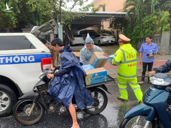 Tình người miền Trung: Dân nấu cơm tặng các đoàn xe bị dừng vì bão số 9 - ảnh 3