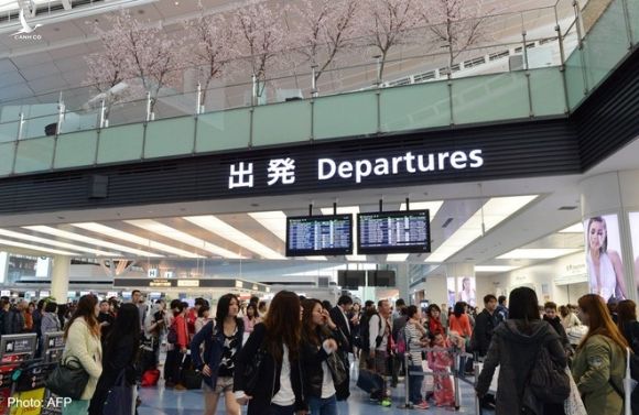 Hành khách tại sân bay Haneda ở Tokyo, Nhật Bản /// AFP