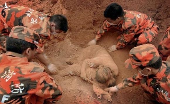 'Mẹ ôm con dưới bùn' tại Quảng Trị là thông tin sai sự thật - 2