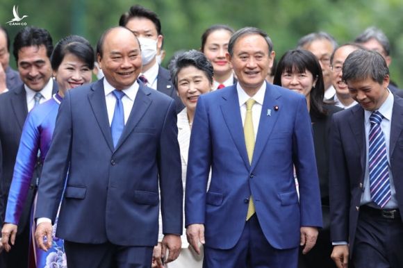 Thủ tướng Việt Nam Nguyễn Xuân Phúc, trái, và Thủ tướng Nhật Suga, trong cuộc gặp ngày 19/10 tại Hà Nội. Ảnh: Ngọc Thành.