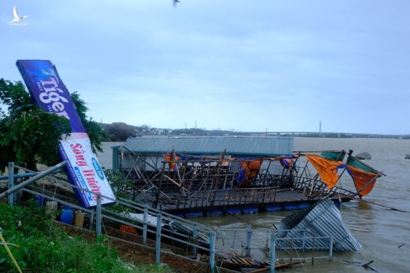 Tan tành làng nhà hàng bè nổi sầm uất ở tâm bão số 9 - Ảnh 2.