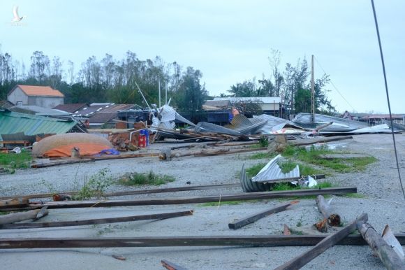 Tan tành làng nhà hàng bè nổi sầm uất ở tâm bão số 9 - Ảnh 10.