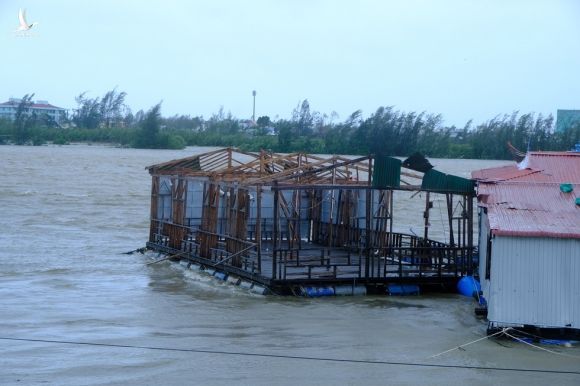 Tan tành làng nhà hàng bè nổi sầm uất ở tâm bão số 9 - Ảnh 6.