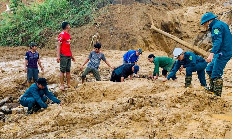 Dân quân tự vệ và người dân địa phương tìm kiếm các nạn nhân bị vùi lấp trong vụ sạt lở đất ở huyện Phước Sơn, tỉnh Quảng Nam hôm nay. Ảnh: Phan Đức - Hữu Khoa.