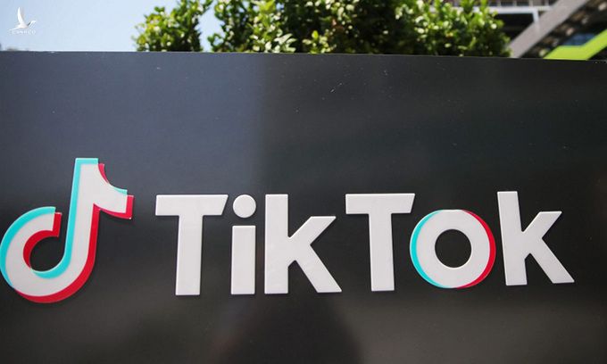 Logo TikTok bên ngoài văn phòng đại diện ở bang California, Mỹ hồi tháng 8. Ảnh: AFP.