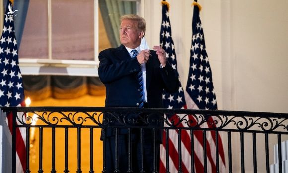 Tổng thống Donald Trump tại Nhà Trắng tối 5/10. Ảnh: Washington Post.