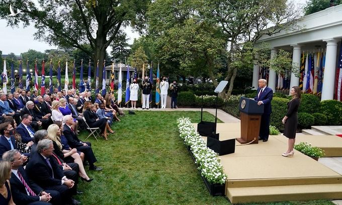 Tổng thống Mỹ Donald Trump đề cử thẩm phán Amy Coney Barret trước các khách mời tại buổi lễ ở Vườn Hồng, Nhà Trắng, thủ đô Washington, hôm 26/9. Ảnh: Washington Post.