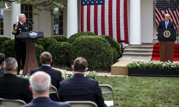 Tổng thống Trump (phải) tại sự kiện ở Nhà Trắng hôm 28/9. Ảnh: Washintgton Post.