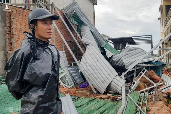 Anh Đình Lăng đứng bên căn nhà sập đổ ở xã Bình Châu, huyện Bình Sơn (Quảng Ngãi) sau khi bão số 9 đi qua. Ảnh: Phước Tuấn.