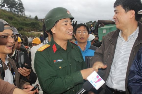 Đại tá Nguyễn Hữu Hùng tại thủy điện Đạ Dâng, Lâm Đồng với niềm vui sau khi giải cứu thành công